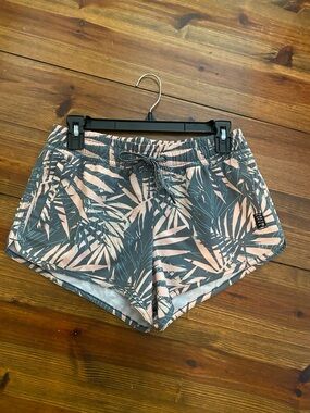 Salt Life Women’s Boardshorts/Shorts Gray/Pink/Mint 2.5” Inseam Size S